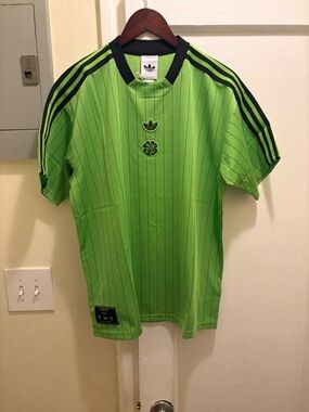 Men’s Adidas Celtic Icon Pinstripe Soccer Jersey size Medium